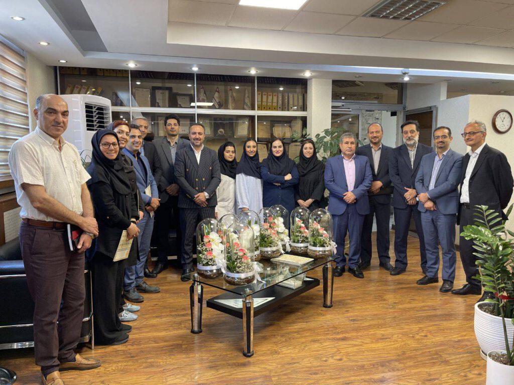 به مناسبت پنجم شهریور/ روز داروساز                               قدردانی دکتر لطفی ماشمیانی، مدیرعامل ابوریحان از داروسازان شرکت