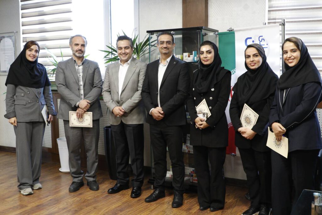 گزارش تصویری/ تقدیر مدیرعامل از پرسنل واحد صادرات به مناسبت ۲۹ مهرماه_ روز ملی صادرات