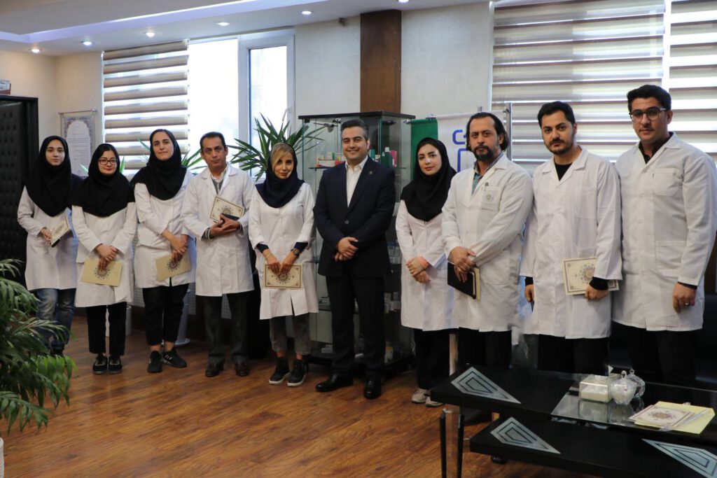 گزارش تصویری / تقدیر مدیرعامل داروسازی ابوریحان از پرسنل واحد‌های تضمین کیفیت و رگولاتوری به مناسبت روز ملی کیفیت