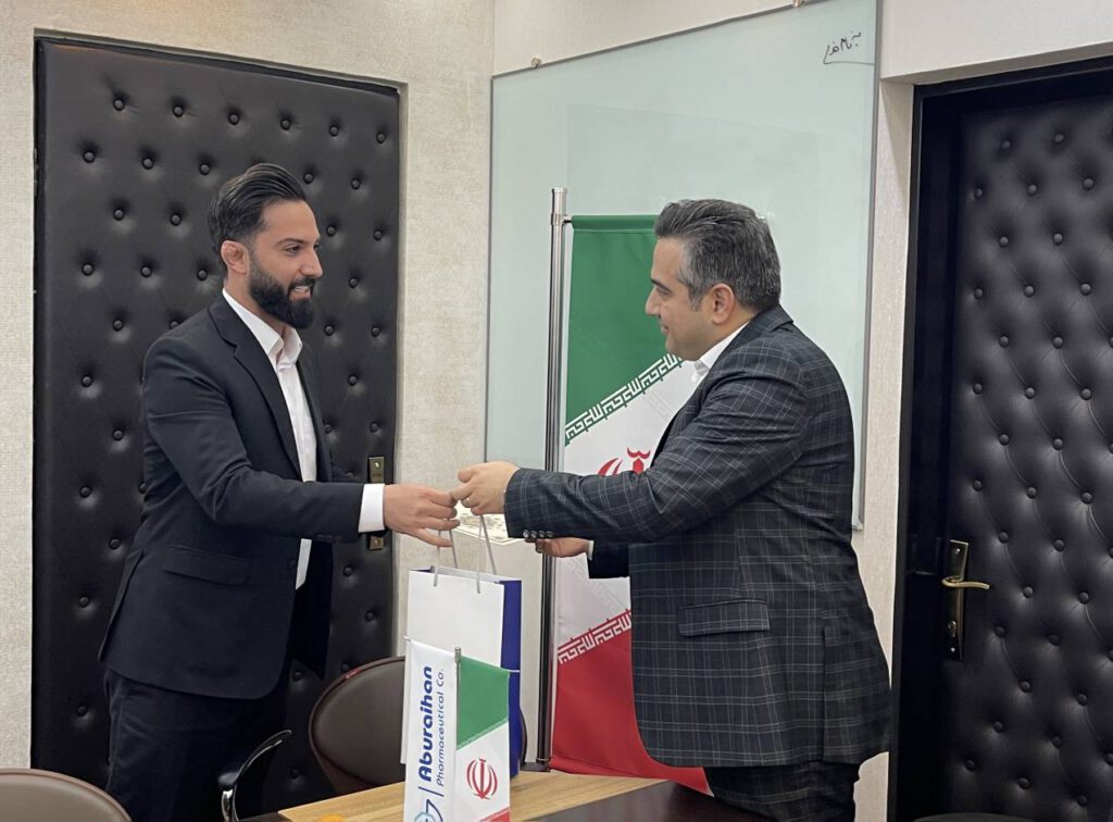 در راستای اجرای نظام پیشنهادات شرکت داروسازی ابوریحان، دکتر موسوی از همکارانی که با ارائه پیشنهادهای نو و مؤثر در بهبود فرآیندها مشارکت داشتند، تقدیر به عمل آورد